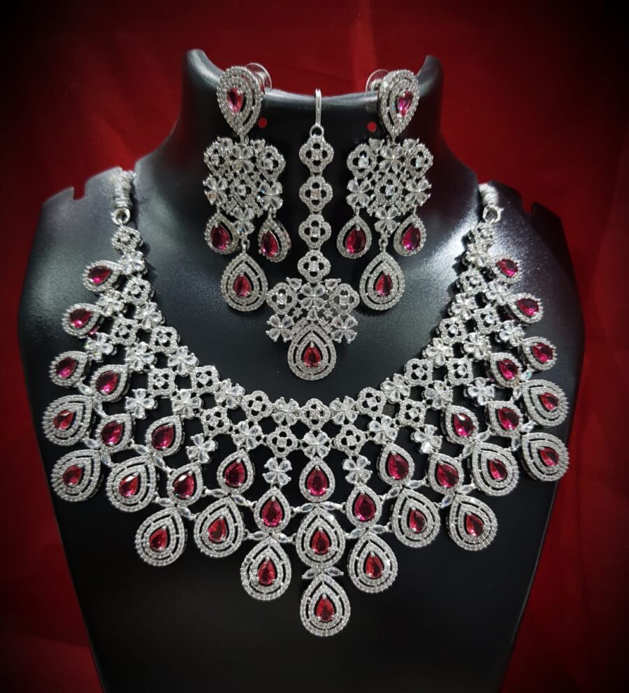 How Jewelry Stores Are Catering to both Traditional and Modern Tastes